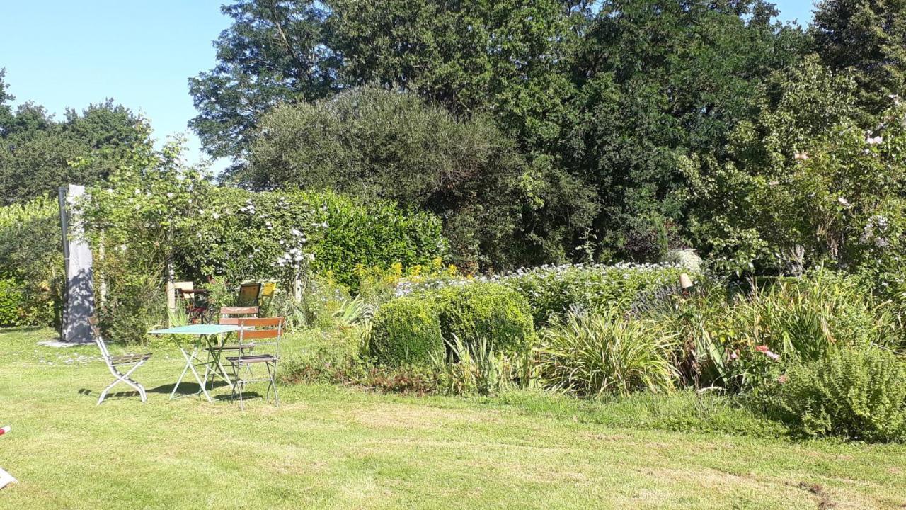 Les Berges De La Planchette Bed and Breakfast Yvignac-la-Tour Exteriör bild