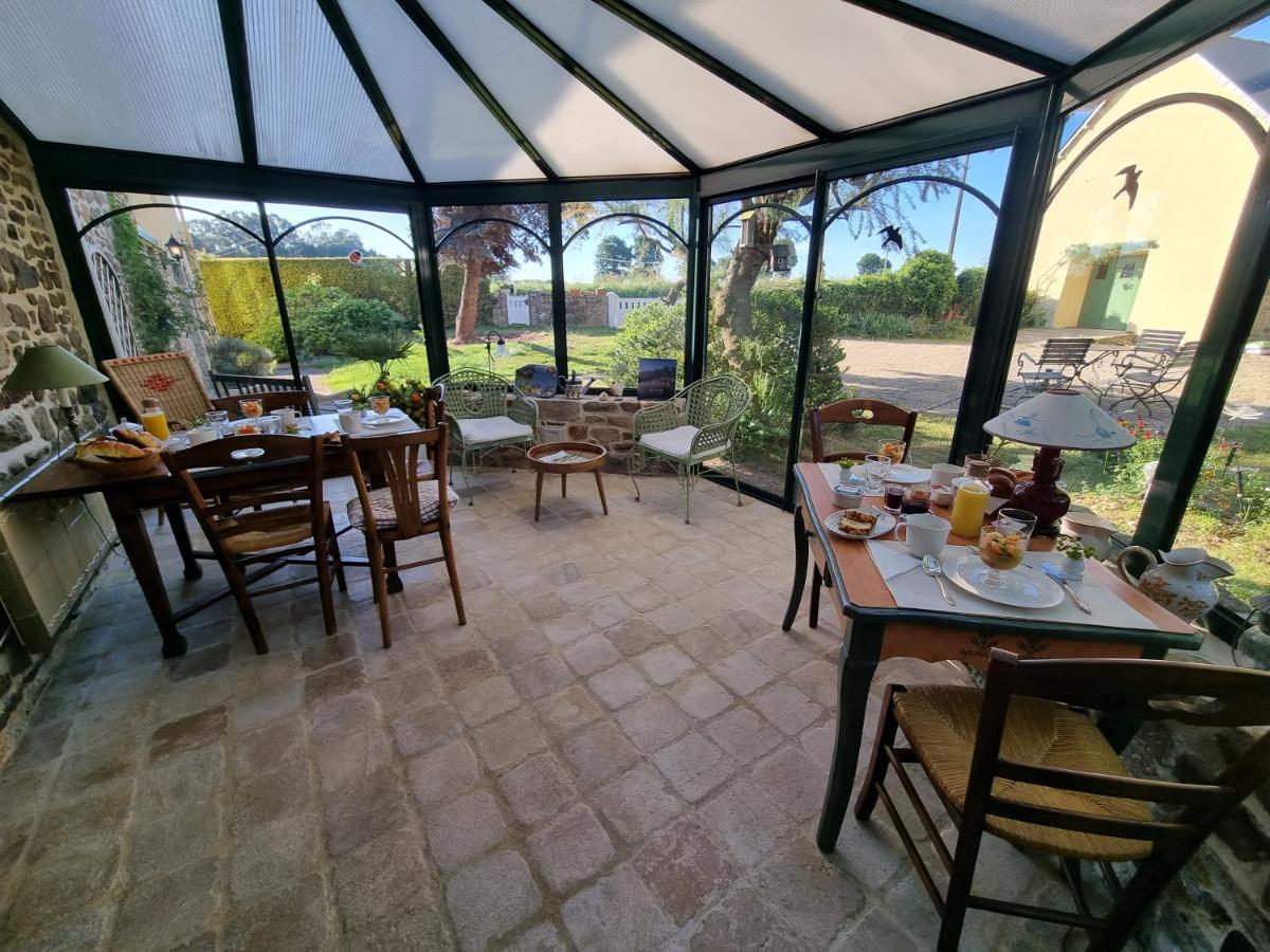 Les Berges De La Planchette Bed and Breakfast Yvignac-la-Tour Exteriör bild